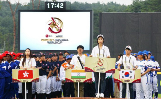 LG전자와 LG생활건강이 공동후원하는 'LG 후원 WBSC 2016 기장여자야구월드컵'이 지난 3일 부산 기장군에서 막을 올렸다. 한국을 포함한 각국 선수들이 참석한 가운데 개막식을 진행하고 있다. <LG전자 제공>